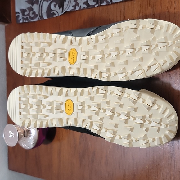 New Balance Rainier Black & Beige Urainal. Size 9 - Picture 6 of 11